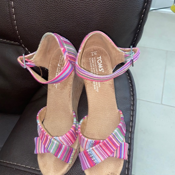 Toms Pin Striped Colorful Wedge Sz 7 - Picture 3 of 9